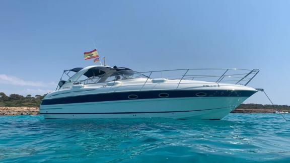 Die Motoryacht Barlovento Segundo ist in klaren blauen Gewässern verankert.