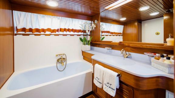 Wind Of Fortune'daki lüks küvet, rahatlama ve stil sunar.