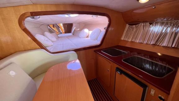 Среди вариантов частной аренды яхт в Монако Bella Vista представлена с мини кухней и зоной отдыха.