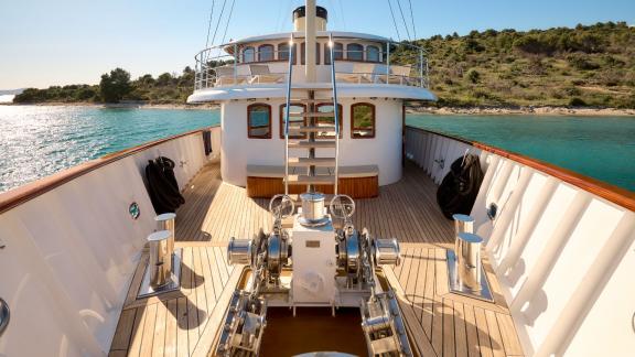 Das geräumige Deck der Bellezza Yacht mit atemberaubendem Blick auf die Küste und das kristallklare Wasser.