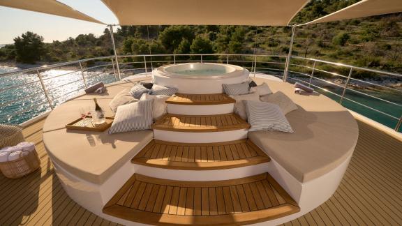 Luxuriöser Jacuzzi-Bereich auf der Bellezza Yacht mit gemütlichen Kissen und atemberaubender Aussicht.