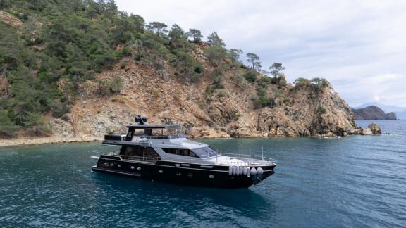 Die Motoryacht Beyefendi H liegt ruhig vor Anker bei Göcek und bietet sich für eine Wochenmiete an.