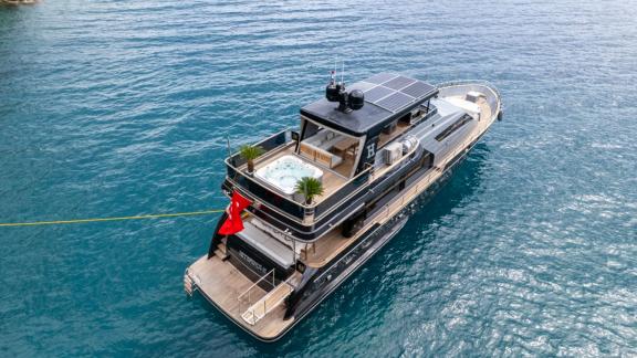 Die Motoryacht Beyefendi H liegt in Göcek mit Whirlpool auf dem Flybridge.