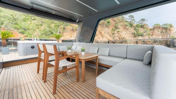 Die Motoryacht Beyefendi H bietet in Göcek eine bequeme Sitzecke am Oberdeck.