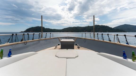 Das Sonnendeck der Motoryacht Beyefendi H vor Anker in Göcek.