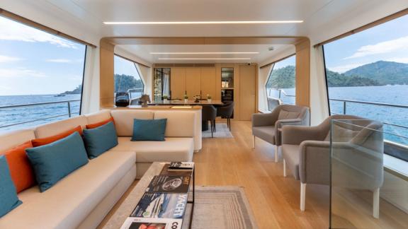 Großzügiger Salonbereich der Motoryacht Beyefendi H in Göcek.
