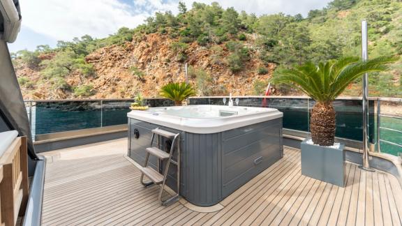 Whirlpool auf dem Flybridge-Bereich der Motoryacht Beyefendi H in Göcek.