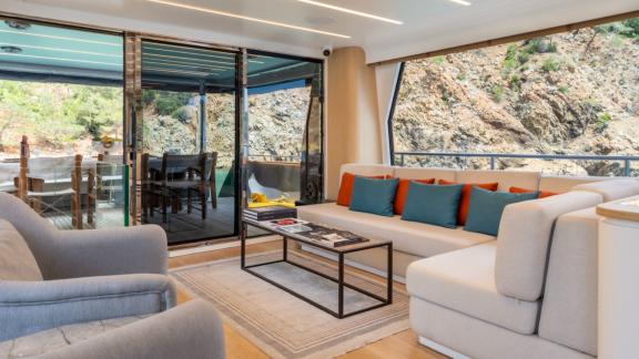 Geräumiger Salon und offene Heckterrasse der Beyefendi H in Göcek.