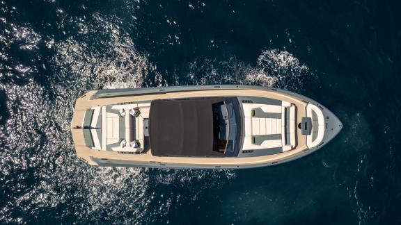 Unter den Luxus Yachtcharter Optionen in Saint Tropez ist die Blue Brothers aus der Vogelperspektive zu sehen.
