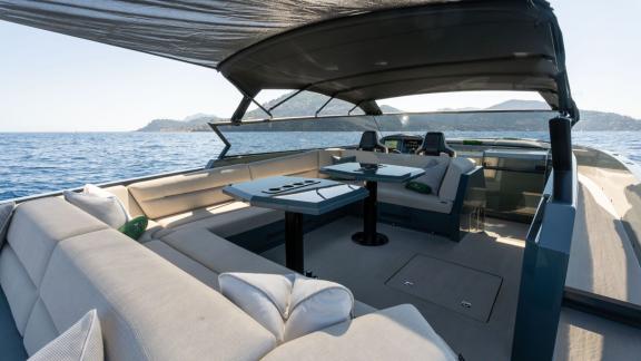 Unter den Tagesboot Charter Optionen in Saint Tropez zeigt sich die Blue Brothers mit Lounge und Essbereich.
