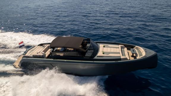 Unter den Tagesboot Charter Optionen in Saint Tropez ist die Blue Brothers bei hoher Geschwindigkeit zu sehen.