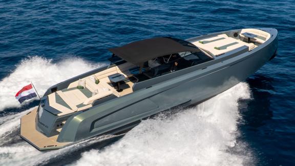 Unter den privaten Yachtcharter Optionen in Saint Tropez ist die Blue Brothers während der Fahrt auf See zu sehen.