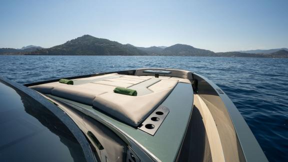 Unter den Luxus Yachtcharter Optionen in Saint Tropez zeigt sich die Blue Brothers mit großzügigem Sonnenbereich.