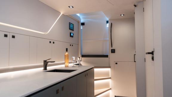 Unter den Luxus Yachtcharter Optionen in Saint Tropez zeigt sich die Blue Brothers mit modernem Innenbereich.
