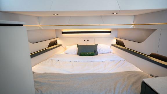 Unter den privaten Yachtcharter Optionen in Saint Tropez zeigt sich die Blue Brothers mit Masterkabine.