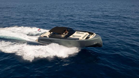 Unter den täglichen Yachtcharter Optionen in Saint Tropez ist die Blue Brothers bei hoher Fahrt auf See zu sehen.