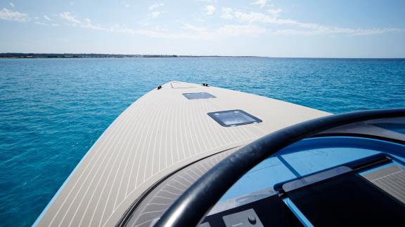 Meerblick vom Vorderdeck der Motoryacht Blue Steel.