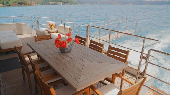 Eleganter Holztisch mit Aussicht auf das blaue Meer vor Bodrum.