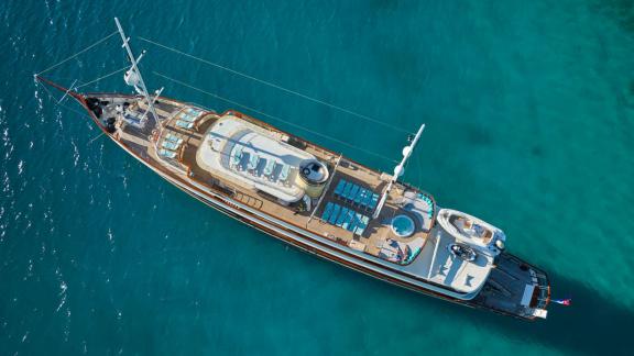 Casablanca motoryatın jakuzili geniş güvertesi Trogir çıkışlı lüks tatil sunar.