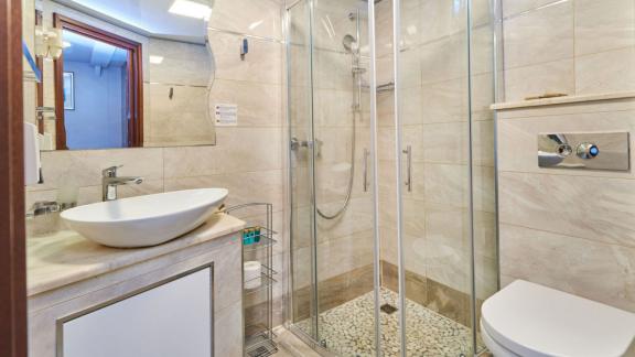 Casablanca motoryat Trogir çıkışlı banyo şık tasarımı ve rahatlığıyla öne çıkar.