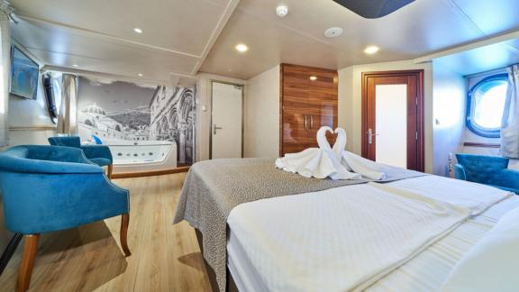 Casablanca motoryat Trogir çıkışlı jakuzili kabin romantik tatiller için idealdir.