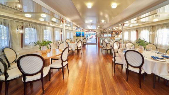 Casablanca motoryat iç yemek salonu şık tasarımıyla konuklarına konfor sunar.