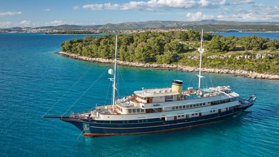 Casablanca motoryat Trogir çıkışlı adalar arasında huzurlu mavi yolculuk sunar.