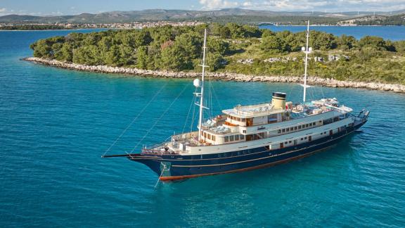 Casablanca motoryat Trogir çıkışlı huzurlu koylarda şık bir tatil sunar.