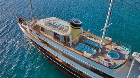 Casablanca motoryat üst güvertesinde jakuzi ve şezlonglarla lüks tatil sunar.