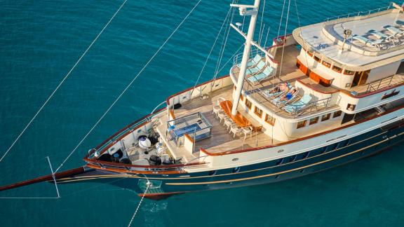 Casablanca motoryat ön güvertesinde güneşlenme ve dinlenme alanlarıyla huzur sunar.