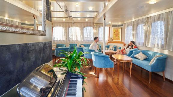 Casablanca motoryat iç salonda şık dekorasyon ve huzurlu ortam sunar.