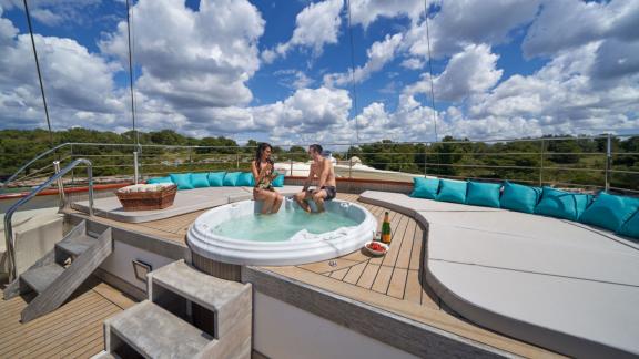 Casablanca motoryat üst güvertede jakuzi, manzara ve rahatlık bir arada sunar.