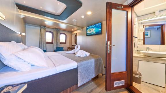 Casablanca motoryat Trogir çıkışlı kabin modern banyosu ve konforuyla öne çıkar.