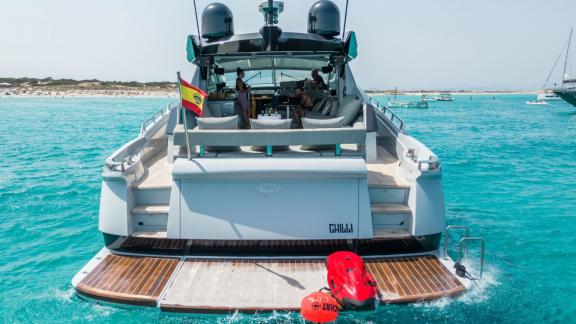 Das Heckdeck der Motoryacht Chilli mit einem Wasserspielzeug im Meer.