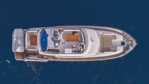 Die Motoryacht Ciu Ciu mit ihren großzügigen Decks – perfekt für Luxus-Yachtcharter in Neapel.