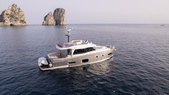 Die Motoryacht Ciu Ciu mit atemberaubendem Blick auf die Capri-Inseln ist eine großartige Wahl für luxuriösen Yachtchart