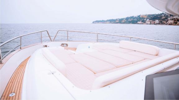 Die großzügige Sonnenliegefläche der Motoryacht Ciu Ciu ist eine komfortable Wahl für luxuriösen Yachtcharter in Neapel.