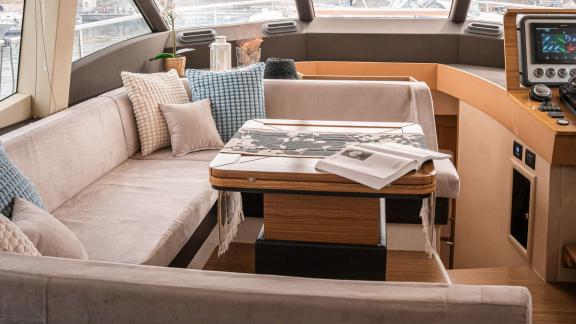 Der moderne Salon der Motoryacht Ciu Ciu mit bequemen Sitzbereichen ist perfekt für einen luxuriösen Yachtcharter in Nea