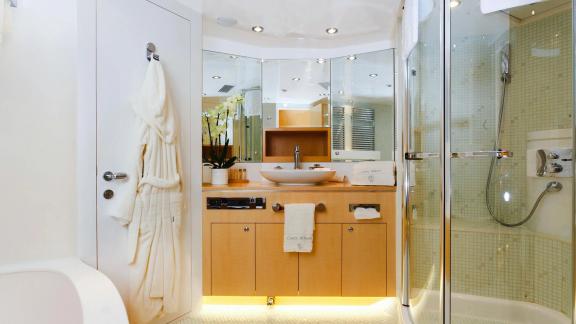 Horizon Elegance 90 Conte Alberti features a modern bathroom with a shower cabin, vanity unit and bright interior.