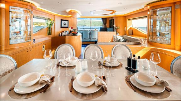 Horizon Elegance 90 Conte Alberti features a beautifully arranged dining area and a spacious saloon for guests.