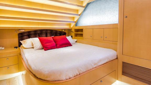 Horizon Elegance 90 Conte Alberti features a comfortable guest cabin with a double bed and warm wood finishes.