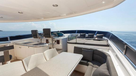 Horizon Elegance 90 Conte Alberti features an upper helm station, sunbathing area and comfortable lounge seating.