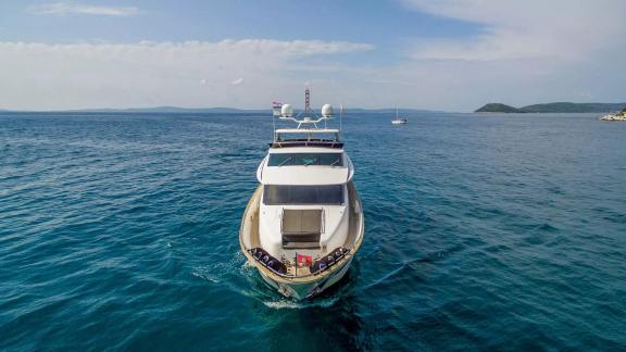 Horizon Elegance 90 Conte Alberti is shown from the front, highlighting its spacious foredeck on calm waters.