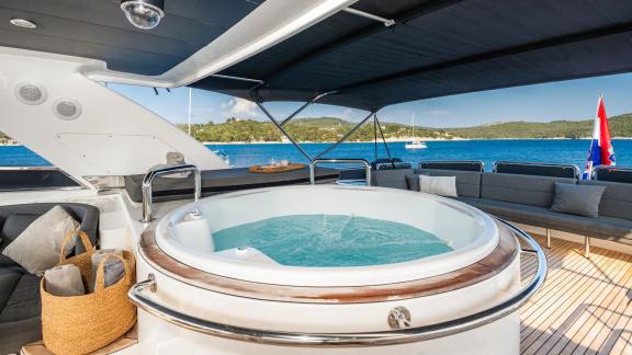 Horizon Elegance 90 Conte Alberti features a jacuzzi and a relaxing lounge area with panoramic sea views.