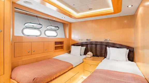 Horizon Elegance 90 Conte Alberti features a comfortable guest cabin with twin beds and side port windows.
