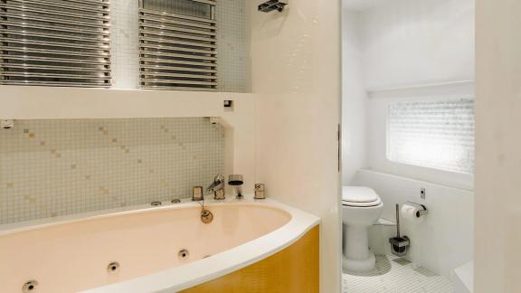 Horizon Elegance 90 Conte Alberti features a private bathroom with a jacuzzi tub and spacious modern design.