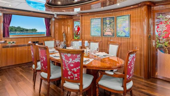 Horizon Elegance 115 Conte Stefani features an elegant dining saloon with a stylish table and refined décor.