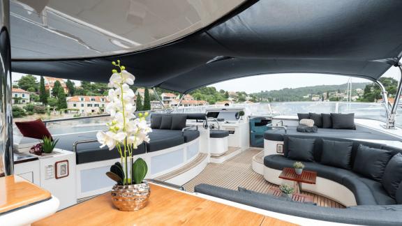 Horizon Elegance 115 Conte Stefani features shaded lounge seating and spacious relaxation areas on the upper deck.