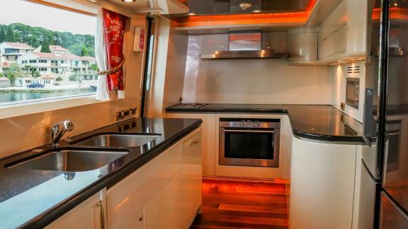 Horizon Elegance 115 Conte Stefani features a practical galley with spacious countertops and modern appliances.
