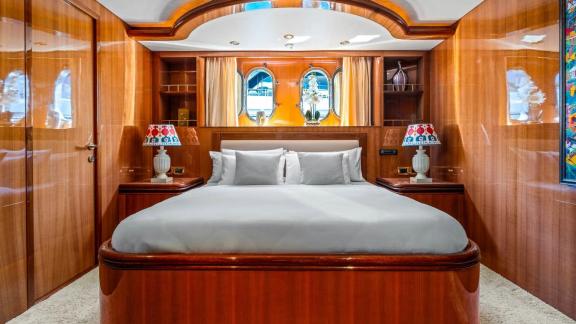 Horizon Elegance 115 Conte Stefani features a VIP cabin with a spacious double bed and polished wood finishes.